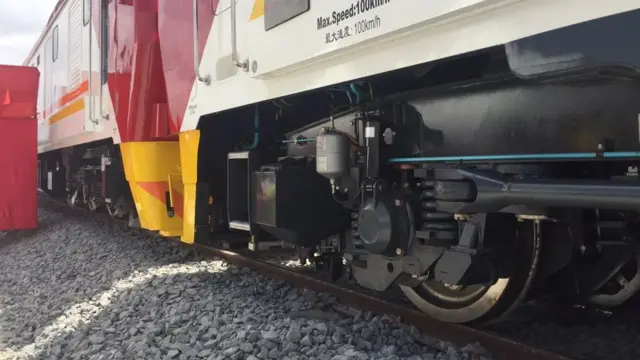 Injini ya mabahewa mapya ya treni yaliowasili katika bandari ya Mombasa nchini Kenya