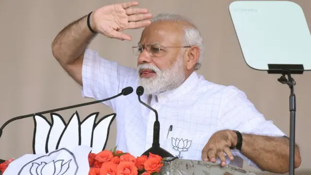 রাজ্যে তার জনসভাগুলোয় প্রধানমন্ত্রী মোদী 'সোনার বাংলা' গড়ার প্রতিশ্রুতি দিয়েছেন