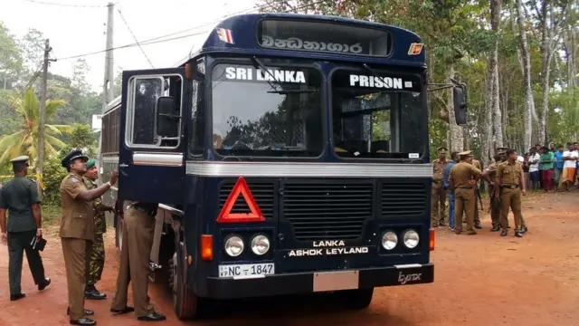 இலங்கை சிறைத்துறை வாகனம்