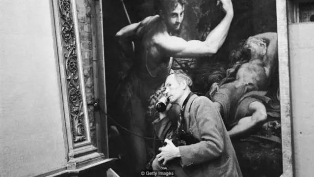 Seorang penjaga malam di Tambang Manod menggunakan telepon portabel yang menempel di tembok.