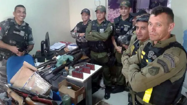 Policiais do Pará com armamentos apreendidosvalor minimo saque bet365caçadores