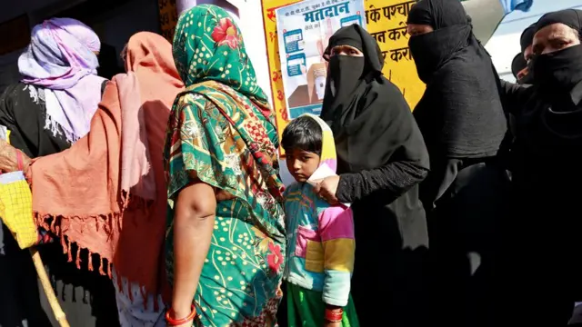 उत्तर प्रदेश के एक मतदान केंद्र पर मतदाता.