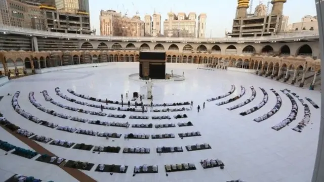 Masjidil Haram masih beroperasi, namun hanya bagi karyawan dan pekerja masjid agung tersebut yang jumlahnya mencapai ribuan.