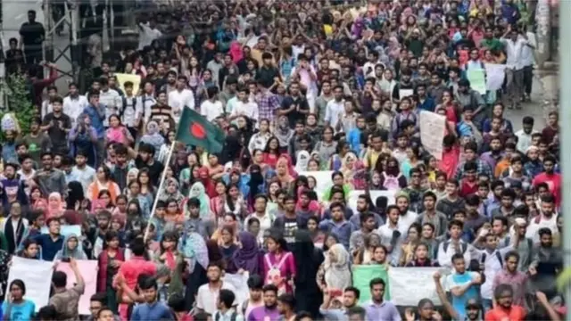 নিরাপদ সড়কের দাবিতে শিক্ষার্থীদের আন্দোলন।