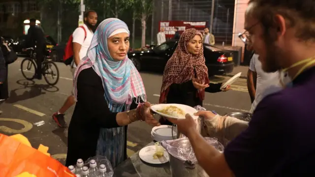 Mujer sirviendo alimentos