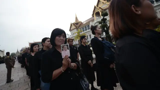 ประชาชนเข้าแถวที่พระบรมมหาราชวัง