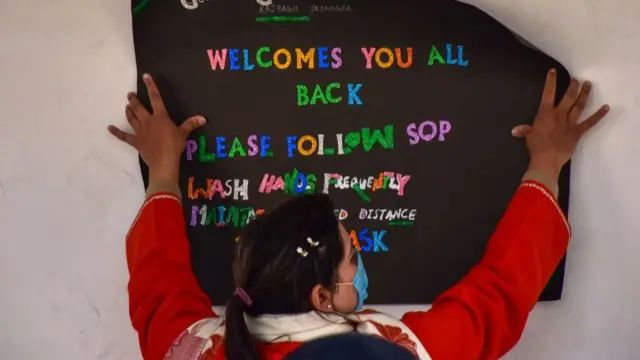 ગુજરાતમાં પાછલા અમુક સમયમાં શાળાઓમાં કોરોનાગ્રસ્ત વિદ્યાર્થીઓ મળી આવ્યાં છે.