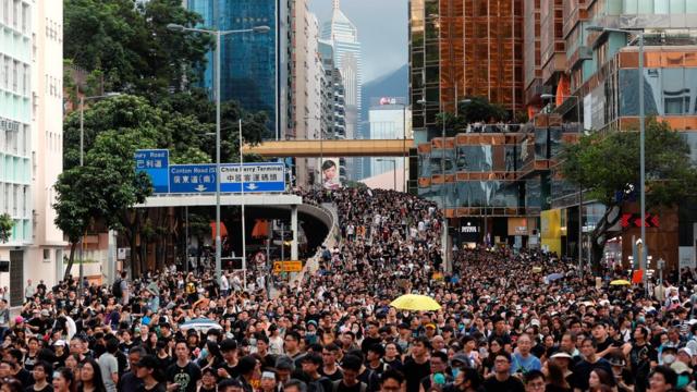 카오룽 지역에서 행진하고 있는 홍콩 시위대