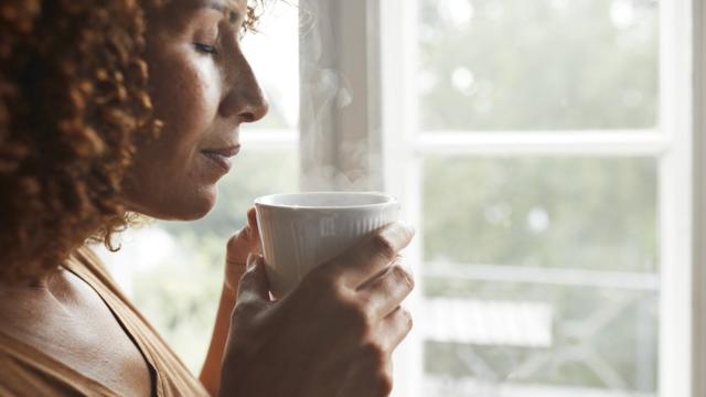 Es hora de despertar beber energía de café buenos días para ti, niña  pequeña, usa un