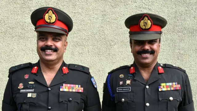 శ్రీలంక ఆర్మీ జనరల్స్.. జయంత సెనెవిరత్నె (ఎడమ), పూరక సెనెవిరత్నె (కుడి)