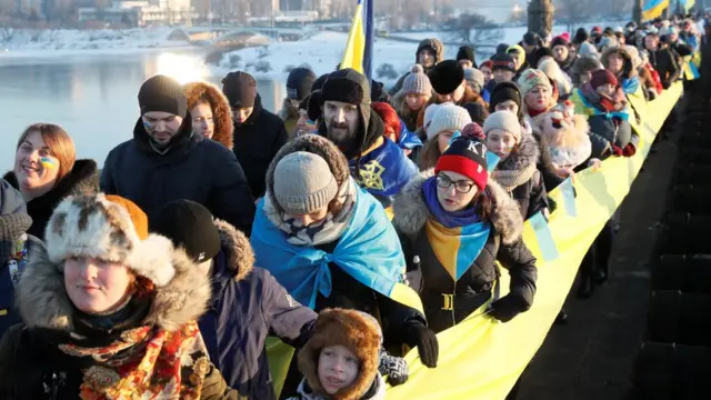 Люди з прапором на мосту