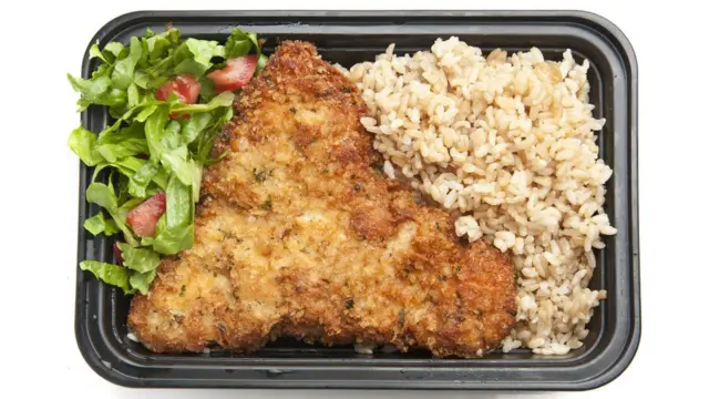 Recipiente de plástico con comida.