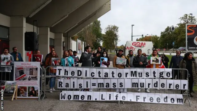 ভিয়েনায় ইরান -সেনেগাল প্রীতি ম্যাচের সময় স্টেডিয়ামের বাইরে ইরানি প্রতিবাদকারীদের বিক্ষোভ