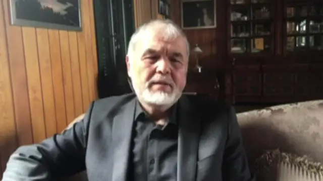 Блогер унинг фаолиятини қувғиндаги мухолифат лидери Муҳаммад Солиҳ билан боғлашга уринишганини айтади