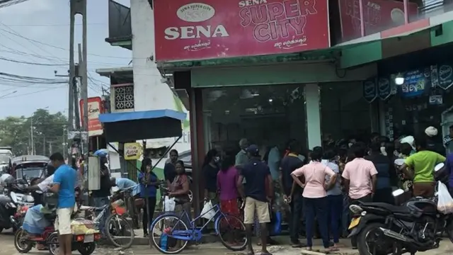 ඇඳිරි නීතිය පනවන බවට මාධ්‍ය ඔස්සේ ප්‍රචාරය වීමත් සමග ව්‍යාපාරික ස්ථාන අසල ජනතාව පෝලිම්වල සිටින අයුරු