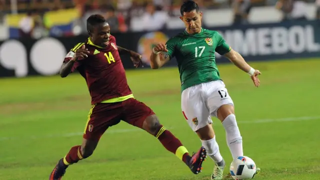 Una acción del partido entre Venezuela y Bolivia.