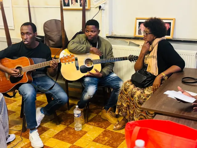 Goreth Habonimana i bubamfu ari kumwe n'abasore babiri bacuraranga ibitari, Liege, Nyakanga 2025