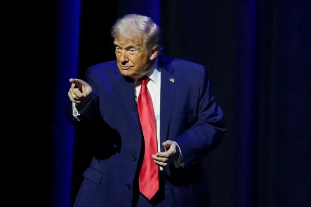 الرئيس الأمريكي دونالد ترامب يشير بإصبعه إلى الأمام