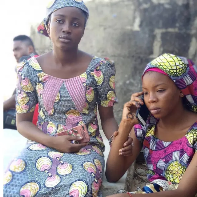 Maryam Yahya da da Amal Umar wurin daukar fim din "Gidan Kashe Ahu"