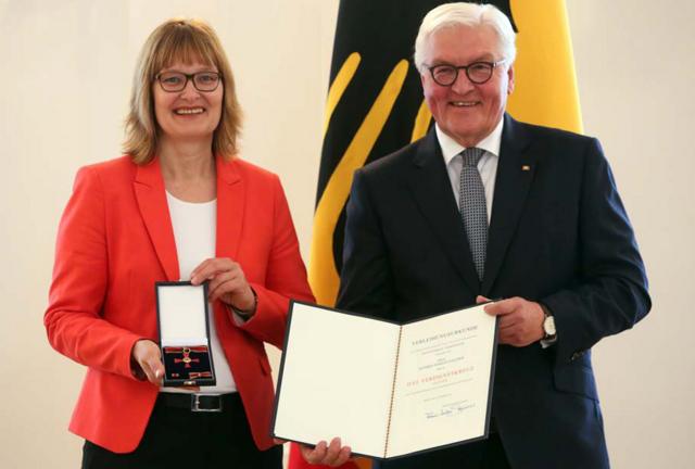 Activist Kathrin Mahler Walther (L) receives award from German President Frank-Walter Steinmeier, 2 Oct 19