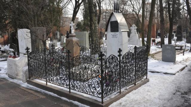 Секс на кладбище на могиле: смотреть 1 видео онлайн