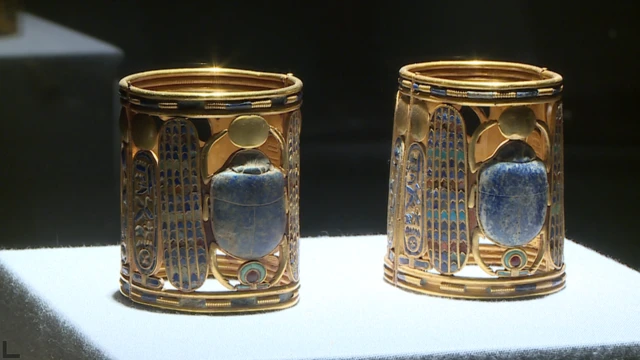 زوج من القلائد الذهبية التي يتوسطها الجعران ضمن مجموعة آثار تانيس التى تعرض للمرة الأول بالمتحف المصري