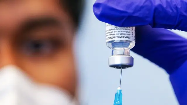 ممرضة تجهز جرعة من لقاح فايزر