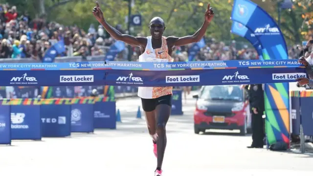 Geoffrey Kamworor, du Kenya, franchit la ligne d'arrivée pour remporter l'épreuve masculine professionnelle lors du marathon 2019 du TCS New York City, à New York le 3 novembre 2019.
