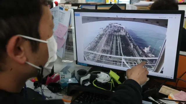 5일 오후 부산 해운대구 한국케미선박 관리회사에서 직원이 지난 4일 한국케미호가 이란 혁명수비대에 나포되는 모습이 담긴 CCTV를 확인하고 있다