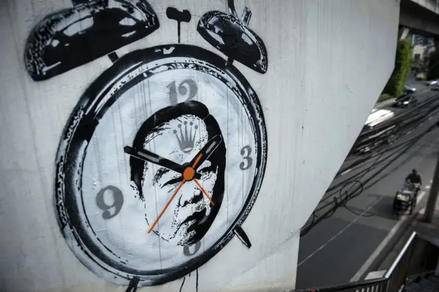 สตรีทอาร์ตที่ Headache Stencil ทำไว้ บนสะพานลอย สื่อถึมปมนาฬิกาหรูของ รมว.กลาโหม