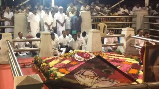 டிடிவி தினகரன் ஆதரவு எம்.எல்.ஏ.க்கள் ஜெயலலிதா சமாதியில் தியானம்