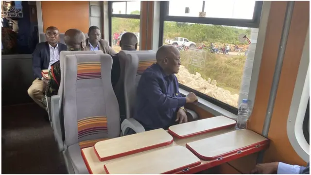 Hayati Dkt. John Pombe Magufuli alipokuwa alipokuwa akielekea Mlandizi mkoani Pwani ambapo kukagua kazi za ujenzi wa kipande cha Reli ya Kisasa kutoka Dar es salaam mpaka Morogoro