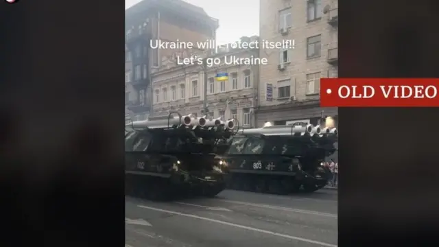 လွန်ခဲ့တဲ့ နှစ်များစွာက လွတ်လပ်ရေးနေ့ စစ်ရေးပြအခမ်းအနားက ဗီဒီယိုကို ကီယက်ဗ်မြို့လယ်မှာ တိုက်ပွဲဝင်ဖို့ တင့်ကားတွေ ချီတက်လာတယ်ဆိုပြီးဖော်ပြ