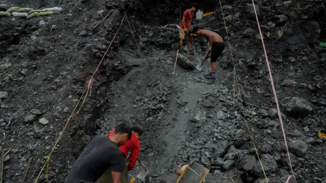 ဖားကန့်က ကျောက်တွင်းလုပ်ကွက်တစ်ခုထဲက ရေမဆေးကျောက်ရှာသူတွေကို မြင်ရစဉ်