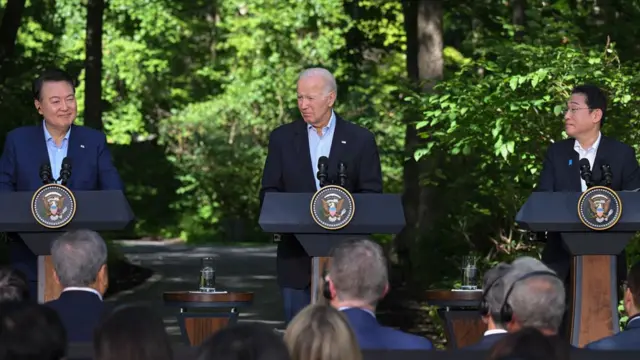 윤석열 대통령과 조 바이든 미국 대통령, 기시다 후미오 일본 총리가 18일(현지시간) 미국 워싱턴DC 인근 대통령 별장인 캠프 데이비드에서 한미일 정상 공동기자회견을 하고 있다.