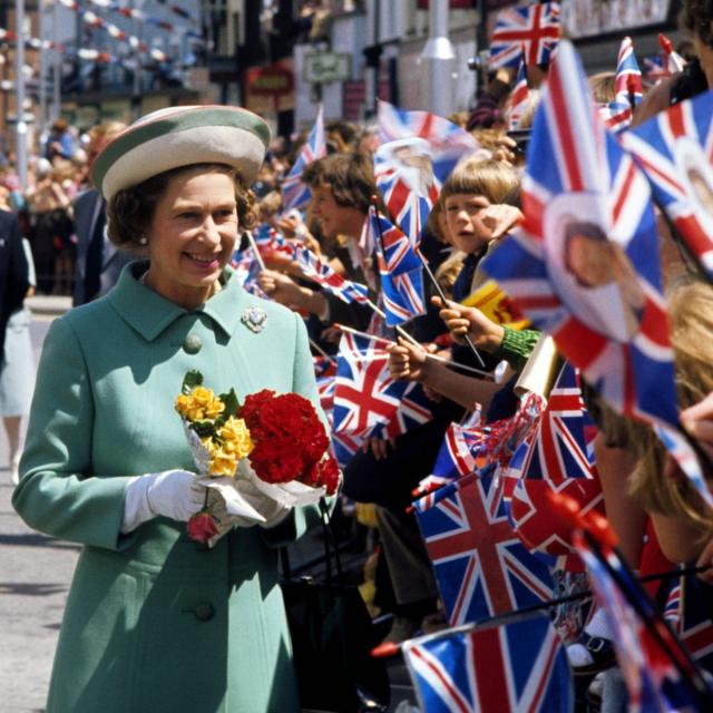 A rainha durante uma caminhada em Portsmouth em sua turnê do jubileu de prata na Grã-Bretanha