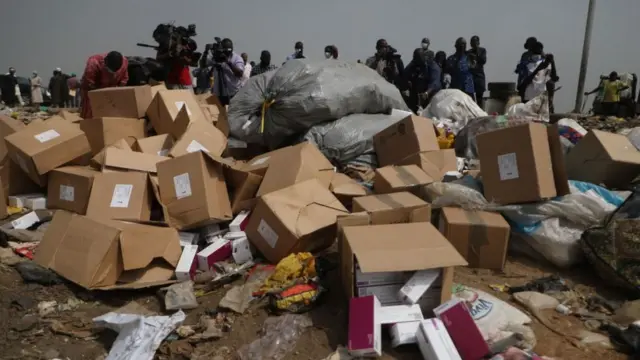 Cajas de vacunas de covid desechadas en un vertedero en Nigeria, 22 de diciembre de 2021