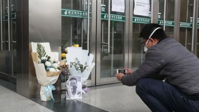 Altar por Li Wenliang en el Hospital Central de Wuhan.