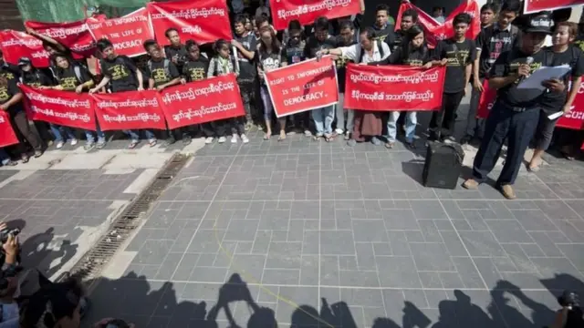 သတင်းရယူခွင့်တဲ့ တောင်းဆိုကြတဲ့ သတင်းသမားများ