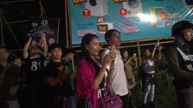 மீட்கப்பட்ட சிறுவர்களை ஏற்றிச் செல்லும் ஆம்புலன்ஸை பார்வையிடும் பொதுமக்கள்