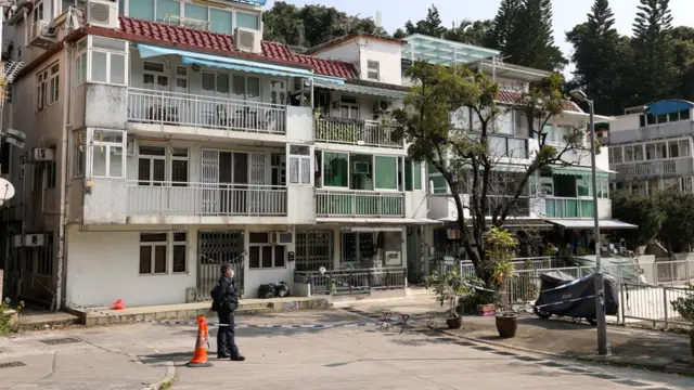 警員在香港大埔龍尾村蔡天鳳兇案現場外看守（26/2/2023）