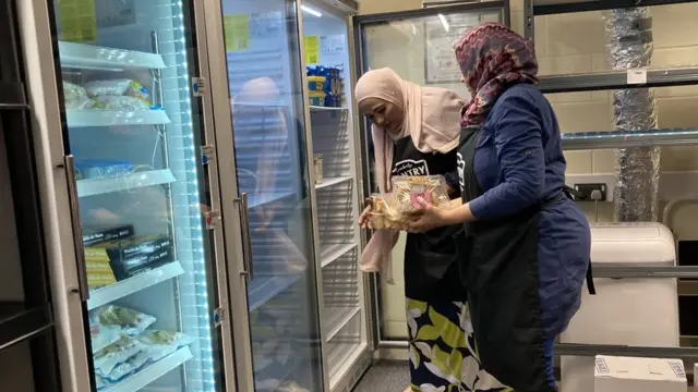 Laba haween ah oo ka shaqaynaya dukaan cunto