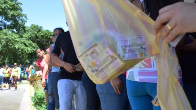 Larga fila en Cumana