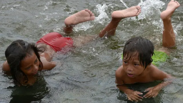 ኣብ ረሳሕ ማይ ዝሕምብሱ ህፃናት