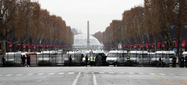 Polisler caddelere büyük barikatlar kurdu