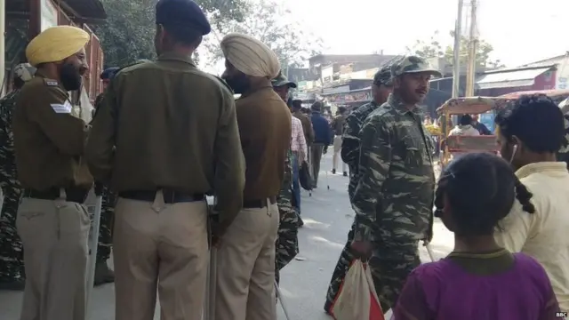 અંકિતના વિસ્તારમાં લોકો અને સુરક્ષાકર્મીઓ