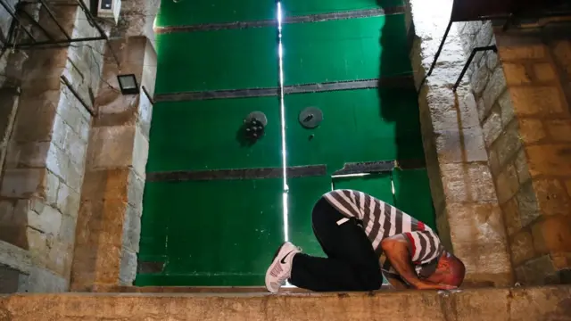 الاحتفال بإزالة البوابات الإلكترونية