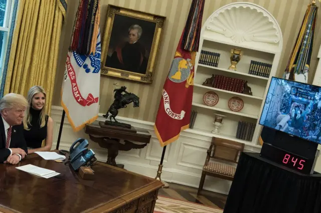 Donald Trump y su hija Ivanka en una teleconferencia en abril de 2017