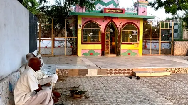 દરગાહ પર નગીન પ્રજાપતિ અને હસમુખ ખલાસી