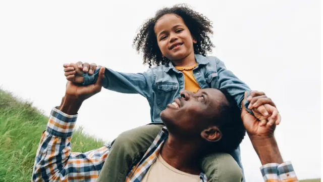 አባት ልጁን እሽኮኮ አድርጎ